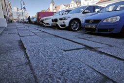 V Domažlicích konečně opraví rozbitý chodník. Lidé o dlažbu zakopávali