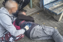 Muž se na zastávce v Plzni z ničeho nic skácel na zem. Strážníci mu přivolali záchranku