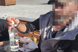 Ukradl vodku za 230 korun a myslel, že má vyhráno. Prodavačka ho ale poznala