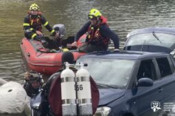 Další týden na silnicích v kraji: těžce zraněný cyklista i auto na dně Moravy