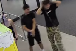 Dva mladíci silou vykradli automat v centru Ostravy, policie pátrá po trojici z videa