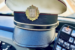 Naboural svodidla na D5 a ujel. Škoda je 72 tisíc, policie hledá řidiče