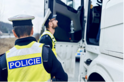Na D5 se srazily dva kamiony. Oba řidiči vinu odmítají, policie hledá svědky