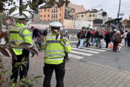 Chodci přecházeli na červenou přímo před policisty. Devět lidí dostalo pokutu