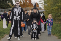 Slovany ovládla malá strašidla. Na Halloweenský průvod dorazilo přes 300 dětí