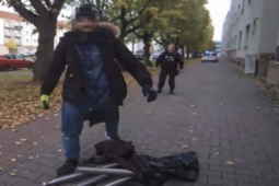 V Plzni ničil, co mu přišlo do cesty, pak se pustil do strážníků. Házel po nich kovové trubky