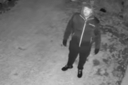 Muž obcházel rodinný dům a nahlížel do oken: Policisté žádají veřejnost o pomoc