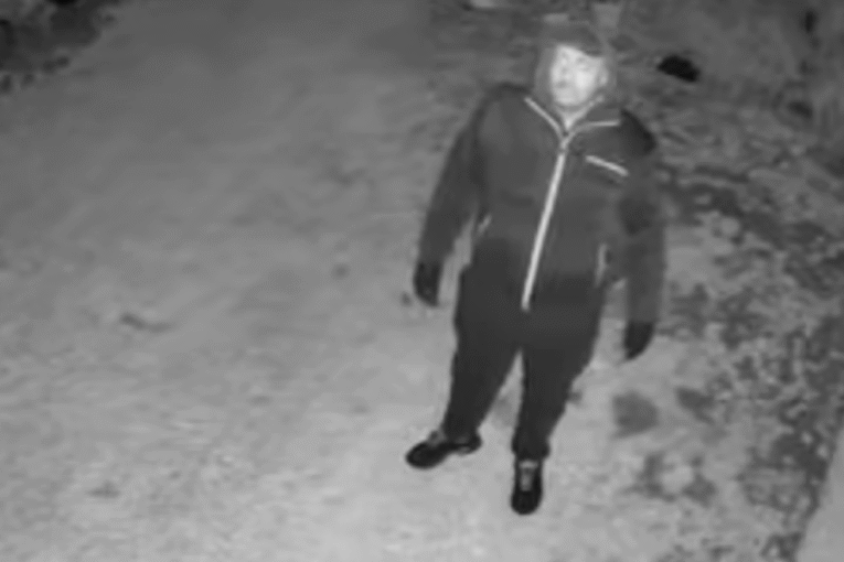 Muž obcházel rodinný dům a nahlížel do oken: Policisté žádají veřejnost o pomoc