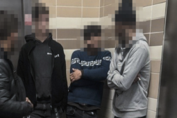 Dva mladíci byli v celostátním pátrání. Strážníci je našli u plzeňského nádraží