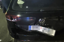 Opilý mladík ničil auto a házel sklenice!