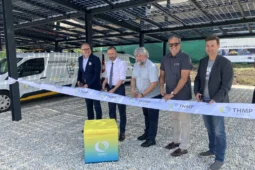 Praha hledá milionové úspory energií. Solární panely zastřešují i parkovací místa