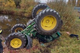 Traktor skončil na střeše částečně v rybníku. Unikala z něj nafta