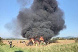 Traktor na poli zachvátily plameny. Škoda přesáhla milion korun