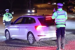 Kvůli tuningovému srazu může policie v pátek večer uzavírat silnice v Praze. Nasadí i vrtulník a hlukoměry