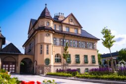Zchátralý „pohádkový palác“ vstal z popela. Příběh obnovy Vily Grossmann mapuje nová kniha