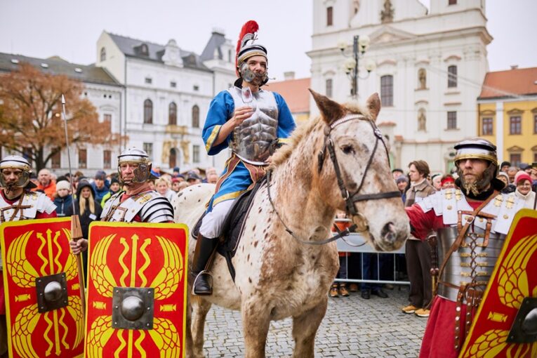 Svatý Martin přijede do Uherského Hradiště na bílém koni. Přiveze mladá vína i husí speciality