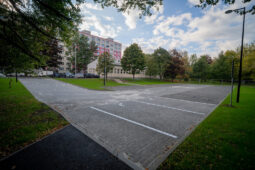 Ze zanedbané plochy na Riviéře je nové parkoviště