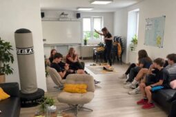 Dvojka v Říčanech otevřela dveře. Spojuje seniory, děti i studenty