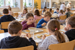 Co se děje ve školních jídelnách? Hygienici našli přesolené polévky i prošlé potraviny