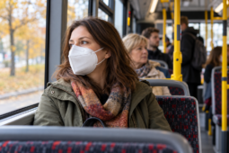 Podzimní nákazy nastupují. Hygienici připomínají respirátory i očkování