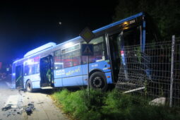 VIDEO A FOTO: Šumbarkem otřásla ranní nehoda. Nedání přednosti poslalo autobus mimo silnici
