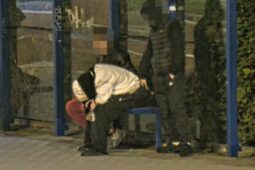 VIDEO: Seznámili se v klubu, pak spícího mladíka na zastávce okradli