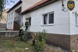 Dům v Hradčovicích zachvátily plameny, hasiči museli strhnout část stropu