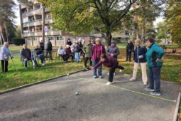 Pétanque pod korunami stromů. Na Trávníkách vzniklo nové hřiště pro všechny generace