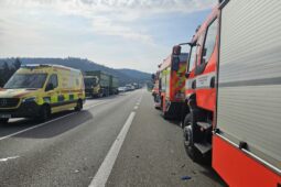Silnici I/43 u Lipůvky blokovala nehoda osobního a nákladního auta. Hasiči vyprostili  seniora 