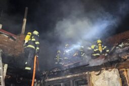 Při požáru rodinného domu ve Strážovicích zachránili sousedé seniorku