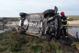 Toyota skončila u Žabčic na boku. Dva lidi z ní museli vyprostit hasiči