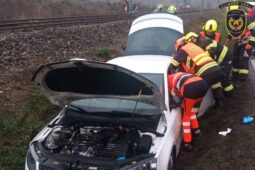 Auto sjelo u Jablůnky do příkopu. Zraněného řidiče museli vyprostit hasiči