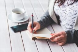 I přes příliv absolventů škol nezaměstnanost v kraji klesla