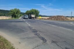 Hotová okružní křižovatka u Nelahozevsi čeká na povolení. Začátek provozu brzdí spolek cyklistů