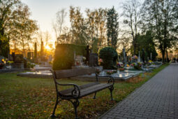 Frýdek-Místek upravuje otevírací dobu hřbitovů pro Dušičky: Na bezpečnost dohlédnou strážníci, orientaci usnadní online mapa