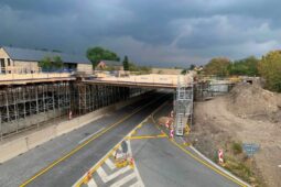U mostu u Jíloviště na D4 čeká řidiče čeká další omezení. Nad dálnicí budou usazovat ocelové oblouky