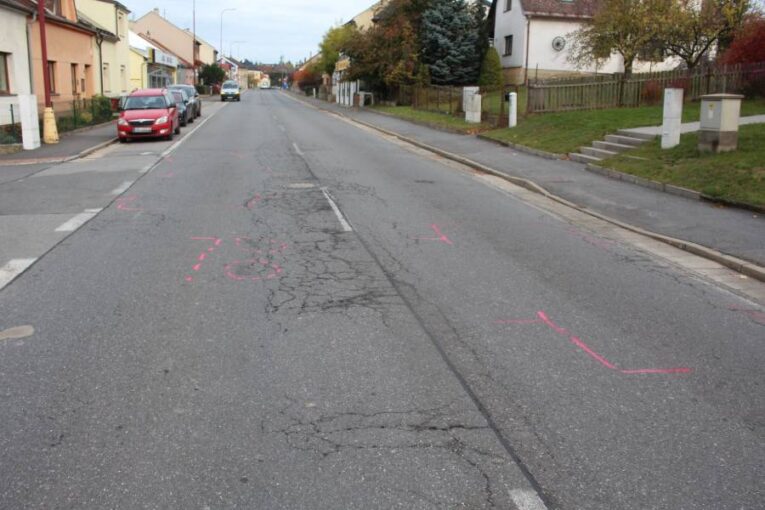 Auto ve Svitavách srazilo muže. Hledají se svědci