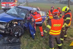 Pět aut, dvě nehody a zaklíněná řidička. Hasiči měli na Uherskohradišťsku napilno