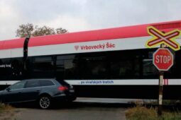 Vjel přímo před jedoucí vlak. Kvůli nepozornosti hrozí řidiči až tříleté vězení