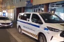 Muže z okapu na Jánské ulici v Brně sundala zásahová jednotka