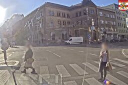 Bez očí nevidíš, bez uší neslyšíš. Chodkyně se sluchátky málem zavinila nehodu, když vběhla do vozovky