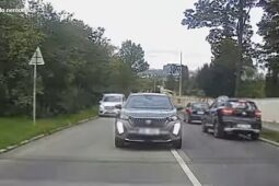 Do porodnice jeli s policejním doprovodem