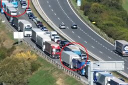 VIDEO: Dva zahraniční kamiony předjížděly kolonu záchranářskou uličkou, zachytil je dron
