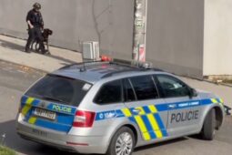 Zásahovka vtrhla do domu v Žeravicích, v němž byl zabarikádovaný nebezpečný muž 