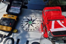 Rychlá reakce znojemských policistů, okamžitá resuscitace a použití AED výrazně přispěly k záchraně muže