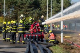 Obří nádrž s ropou se ocitla v plamenech. Hasiči v Nelahozevsi prověřili připravenost na katastrofu