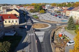 Archeologické nálezy posunou dokončení okružní křižovatky na náměstí Svobody v Bzenci