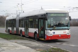 Trolejbus srazil ve Slatině mladíka, šel mimo přechod