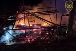 Chatku ve Vápenicích pohltily plameny. Hasiči s požárem bojovali celou noc