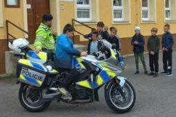 Podzimní tma číhá na silnicích. Reflexní pásek může zachránit život